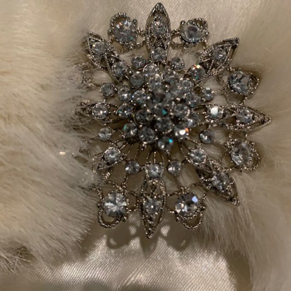 Beautiful Cream Faux-Fur Stole or Wrap - Picture 3 of 4